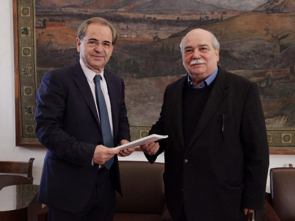 Παράδοση της Ετήσιας Έκθεσης 2015 της Επιτροπής Κεφαλαιαγοράς στον Πρόεδρο της Βουλής των Ελλήνων